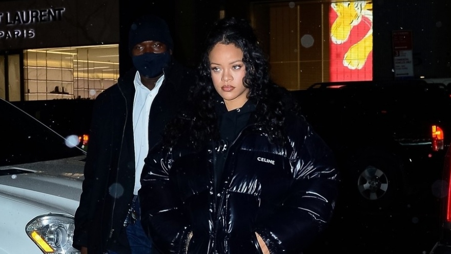 Ca sĩ Rihanna sành điệu đi mua sắm dưới trời mưa