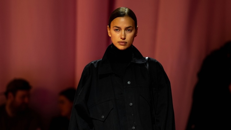 Siêu mẫu Irina Shayk "biến hóa" phong cách, sải bước tự tin trên sàn catwalk