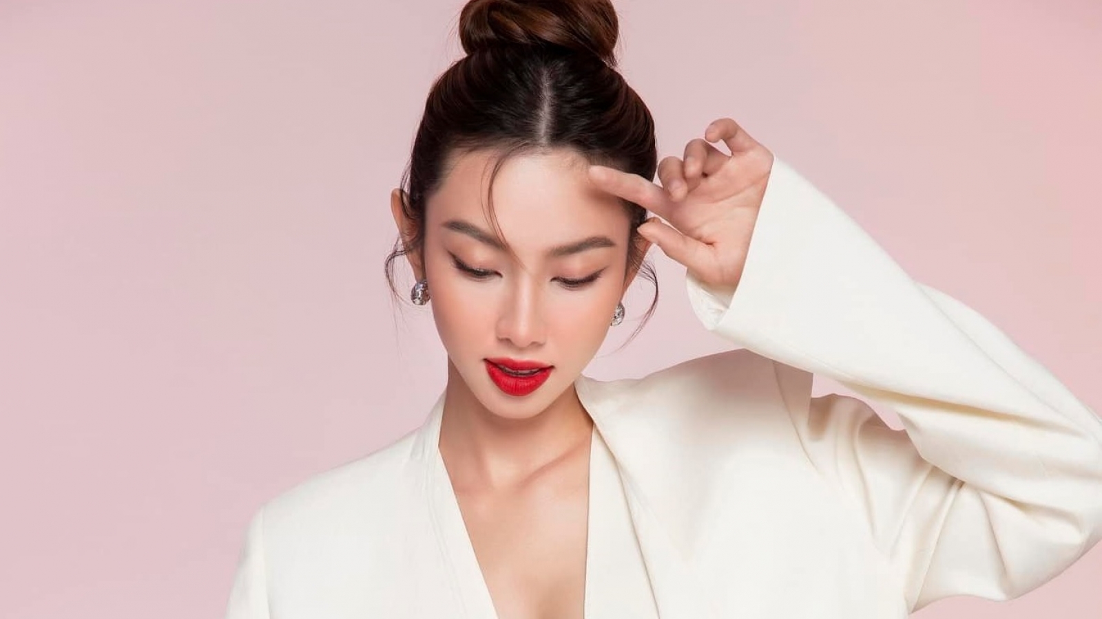 Hoa hậu Thùy Tiên khoe thân hình nóng bỏng với mốt không nội y táo bạo