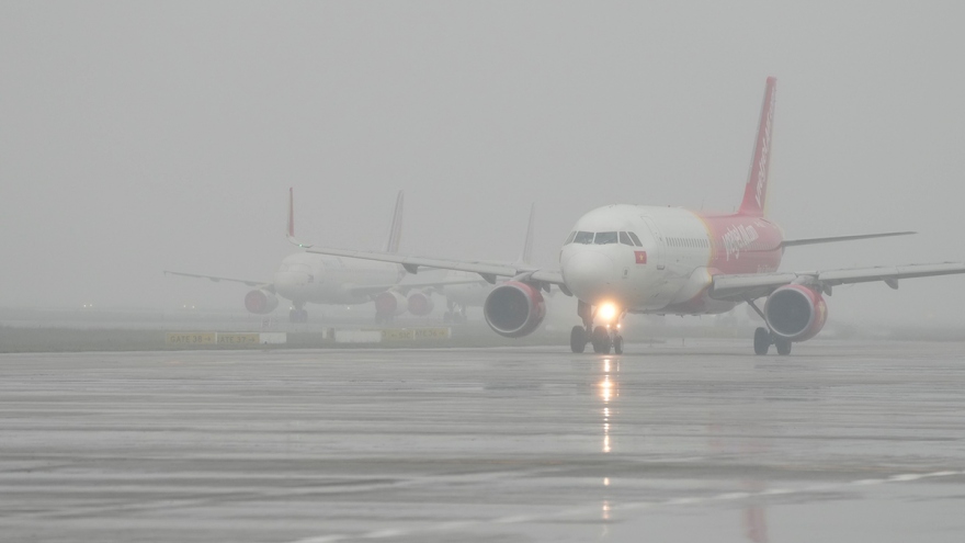 Dozens of flights diverted due to heavy flog in northern Vietnam 