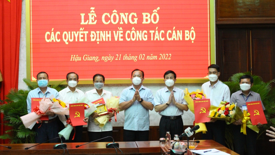 Hậu Giang công bố các quyết định về công tác cán bộ