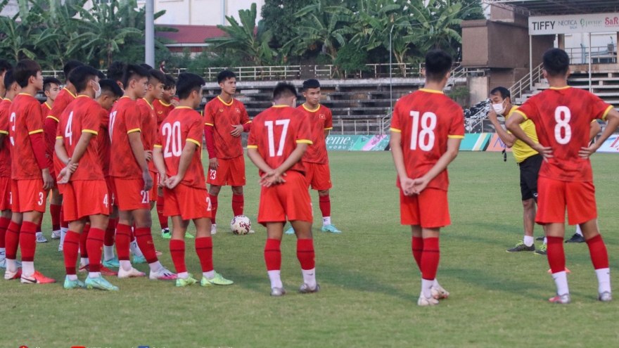 Nhiều tuyển thủ U23 Việt Nam đeo khẩu trang tập luyện trước ngày đấu Singapore