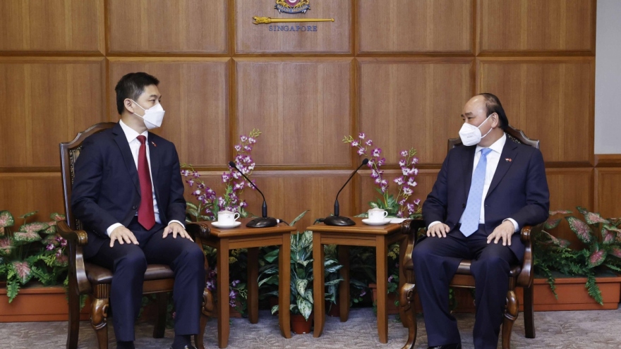 President Nguyen Xuan Phuc meets Speaker of Singaporean Parliament
