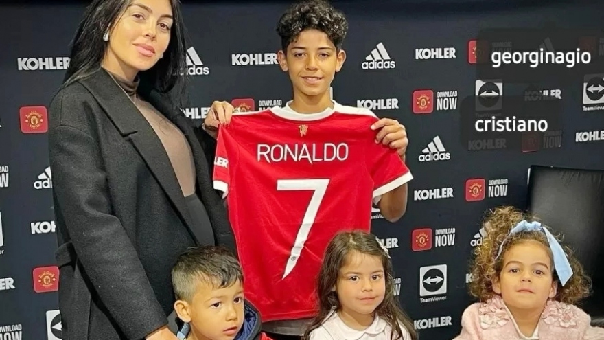 Con trai Ronaldo ký hợp đồng với MU, được trao áo số 7
