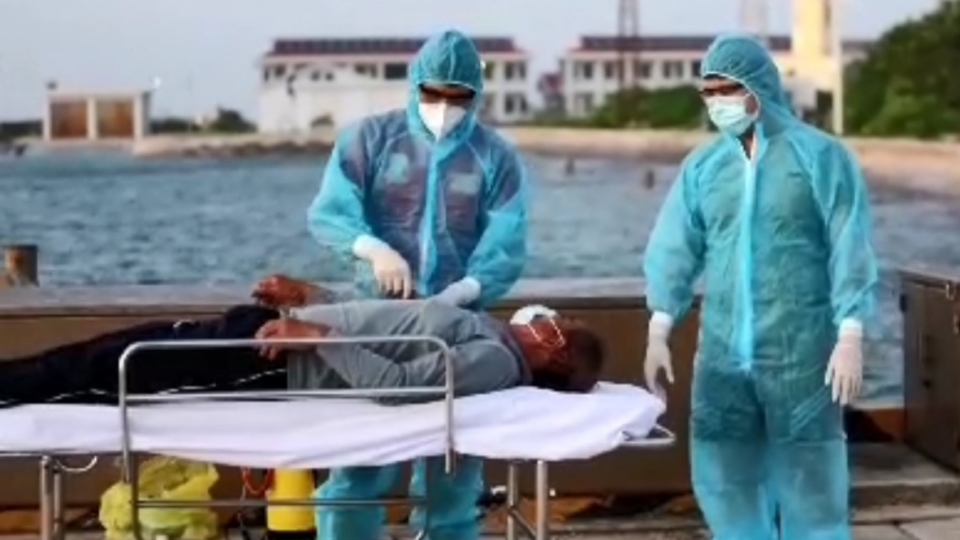 Trung tâm y tế thị trấn Trường Sa cấp cứu ngư dân Bình Thuận gặp nạn trên biển