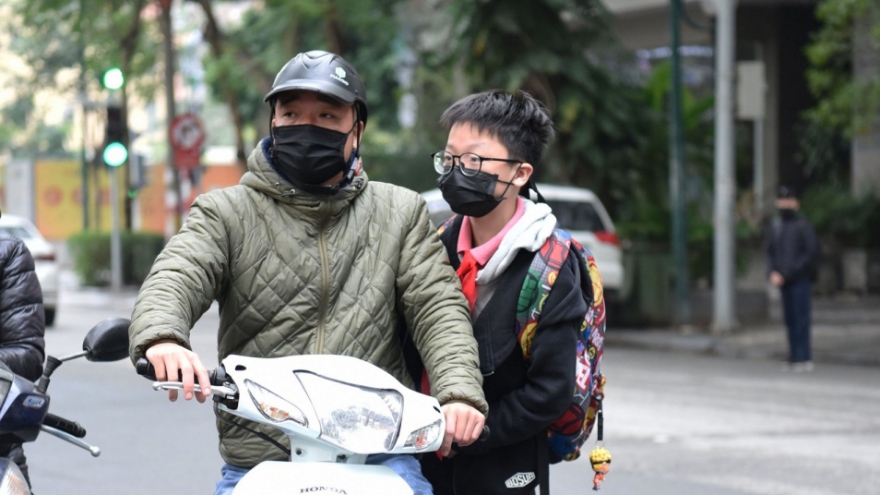 Trường tiểu học Hà Nội không tổ chức bán trú, phụ huynh xoay sở đưa đón con