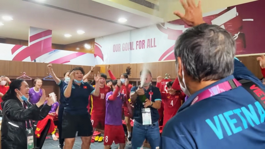 ĐT nữ Việt Nam mở hội trong phòng thay đồ khi giành vé dự VCK World Cup 2023