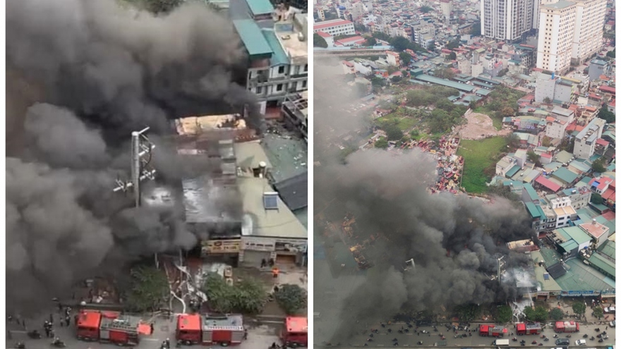 Sau tiếng nổ lớn khói lửa bốc lên dữ dội lan sang nhiều cửa hàng ở Hà Nội