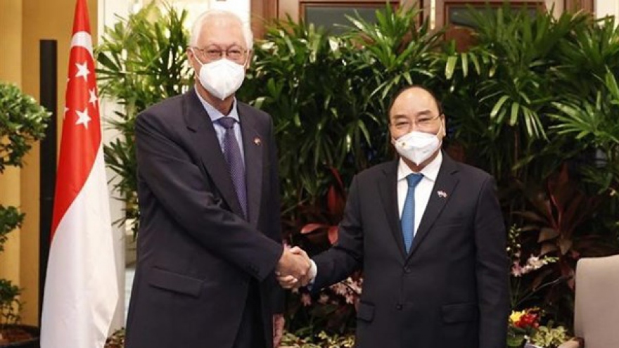 President Phuc meets Singapore’s former PM, senior minister 