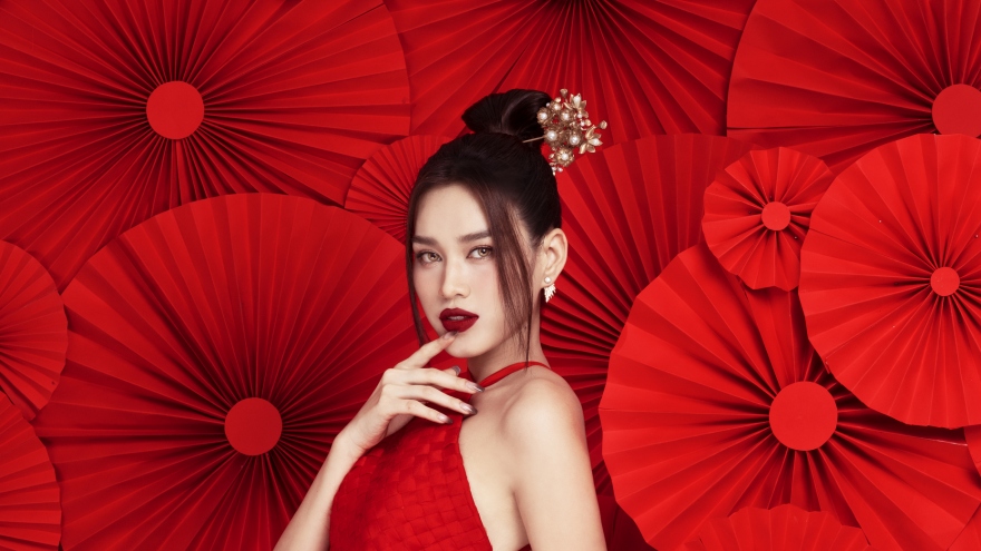 Hoa hậu Đỗ Hà diện yếm đỏ, khoe lưng trần gợi cảm trong bộ ảnh Tết