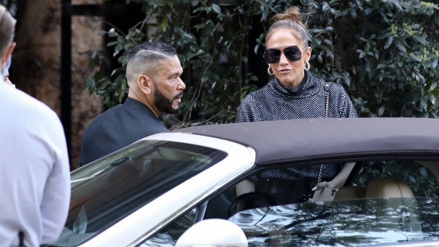 Jennifer Lopez thanh lịch đi ăn trưa cùng quản lý riêng sau buổi ra mắt phim "Marry me"