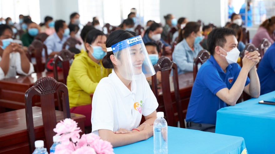 Lệ Nam cùng dự án "Send our love" trao qua cho gia đình khó khăn tại Tiền Giang