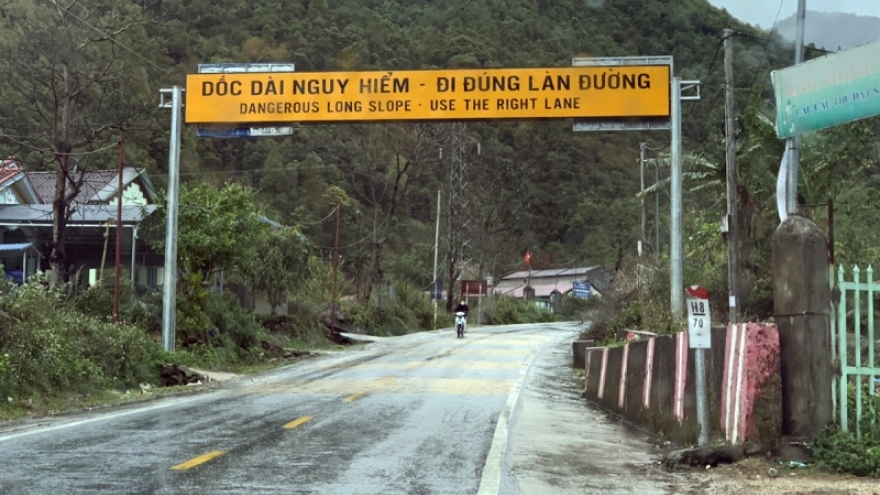 Du khách thích thú ngắm băng giá trên đỉnh đèo Ô Quy Hồ