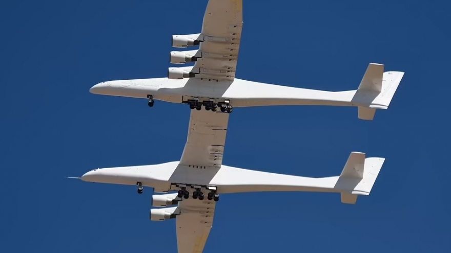 Máy bay lớn nhất thế giới cất cánh trên bầu trời Mỹ