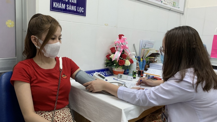 Đông đảo người dân TP.HCM tiêm vaccine những ngày đầu năm mới