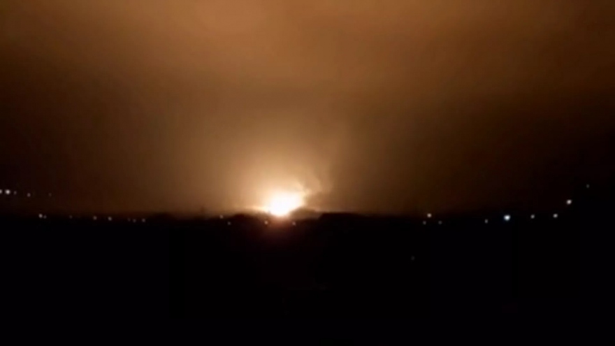 Nổ lớn ở Lugansk, đường ống dẫn dầu bốc cháy rực sáng trời đêm miền Đông Ukraine