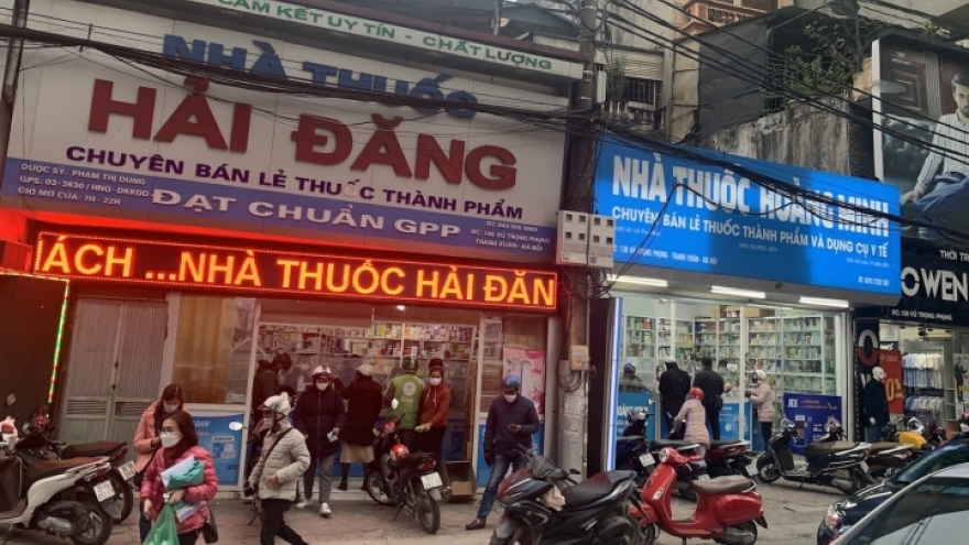 Nước muối sinh lý 'cháy hàng', mỗi khách chỉ được mua 5 chai