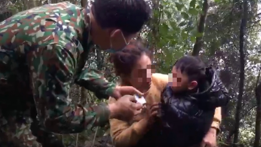 Giải cứu nhóm phụ nữ và trẻ em kẹt trên núi đá khi nhập cảnh trái phép từ Trung Quốc