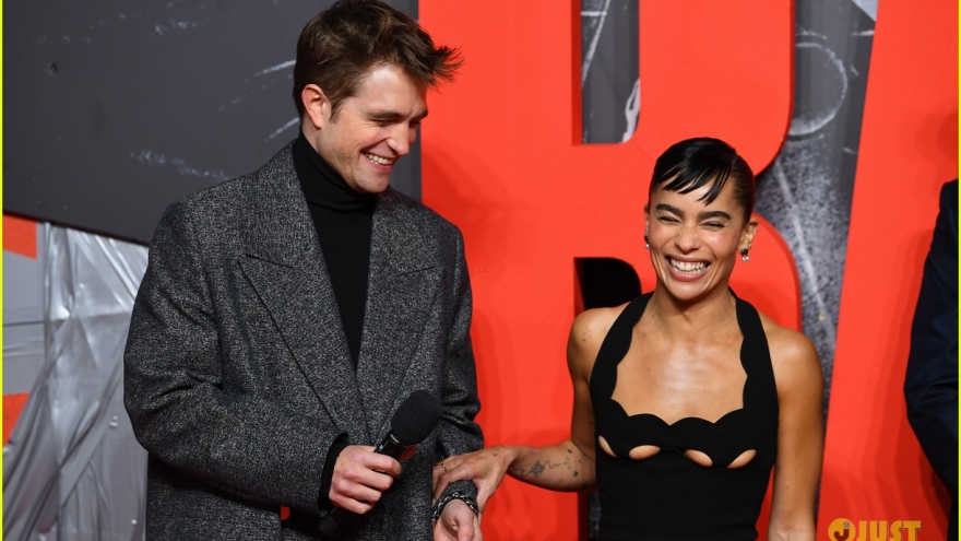 Robert Pattinson diện suit lịch lãm sánh đôi bên người đẹp Zoe Kravitz