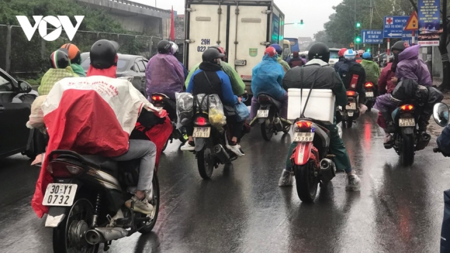 Large crowds back to capital after lunar New Year holiday