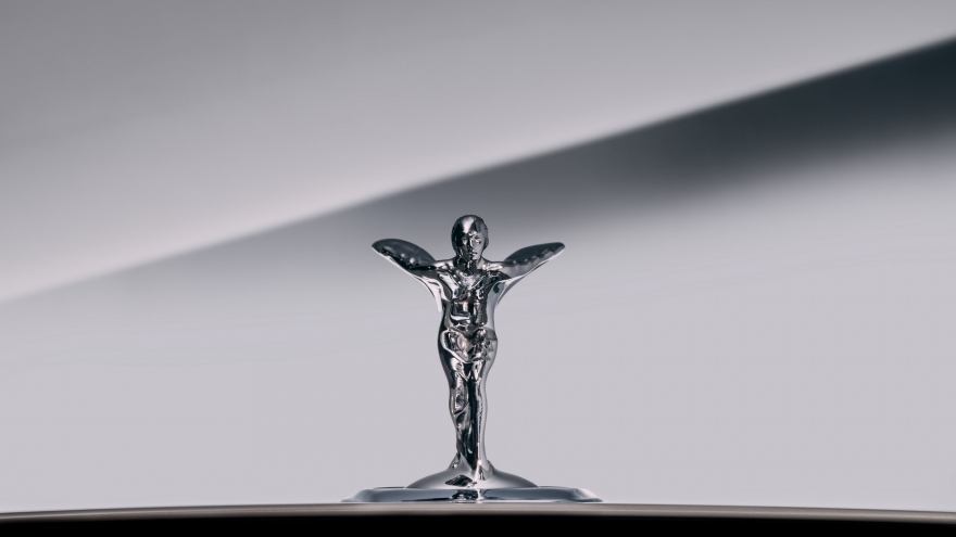 Biểu tượng Spirit of Ecstasy của hãng xe siêu sang Rolls-Royce thay đổi sau 111 năm