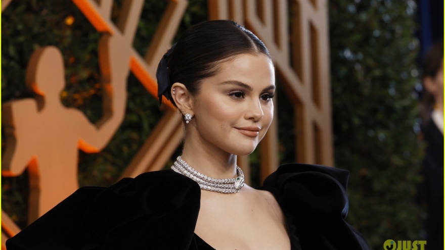Selena Gomez đeo vòng cổ kim cương 1 triệu USD dự sự kiện