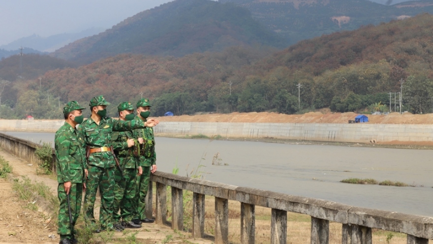 Những người lính quân hàm xanh “vui xuân không quên nhiệm vụ”