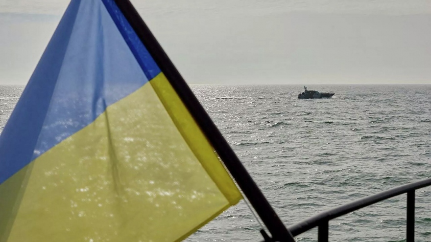 Sputnik: 2 tàu hàng dân sự Nga trúng tên lửa Ukraine trên biển Azov