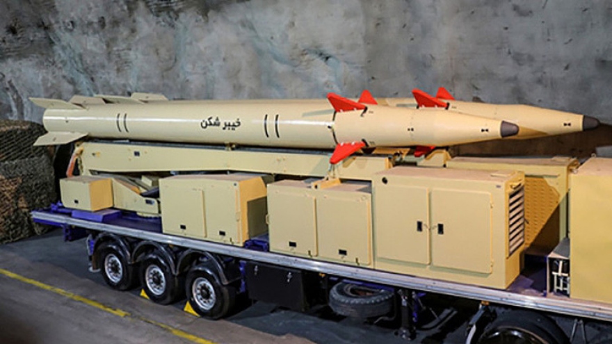 Iran ra mắt tên lửa tầm xa mới có tầm bắn 1.450km