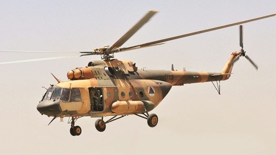 Nín thở cảnh trực thăng Ấn Độ giải cứu người bị mắc kẹt trên mỏm đá cheo leo