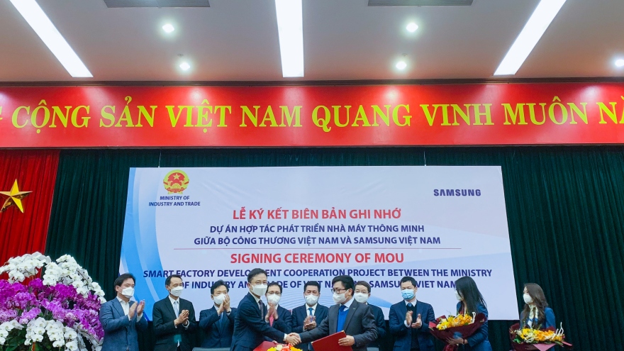 Bộ Công Thương và Samsung VN ký Biên bản ghi nhớ hợp tác phát triển Nhà máy thông minh