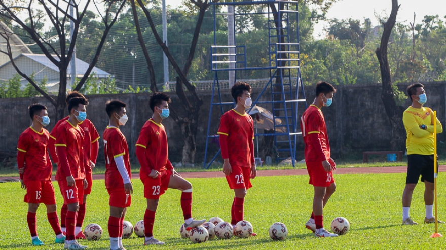 U23 Việt Nam đeo khẩu trang tập luyện, hy vọng đủ quân số thi đấu với U23 Thái Lan