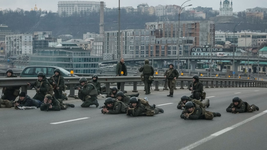 Tình báo Anh: Số lượng lớn quân đội Nga chỉ cách trung tâm Kiev gần 30km