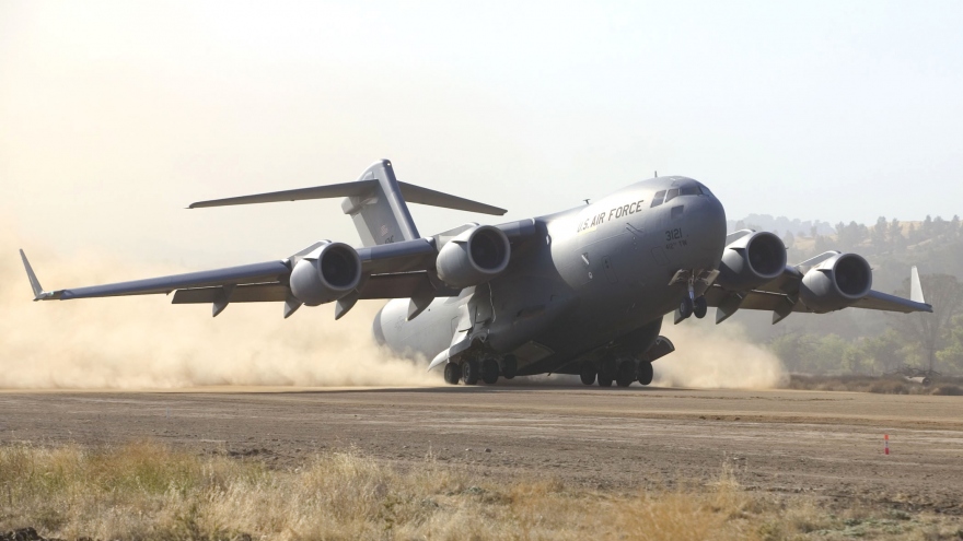Xem máy bay vận tải C-17 và C-130 của Mỹ diễn tập cất-hạ cánh ở địa hình sỏi đá