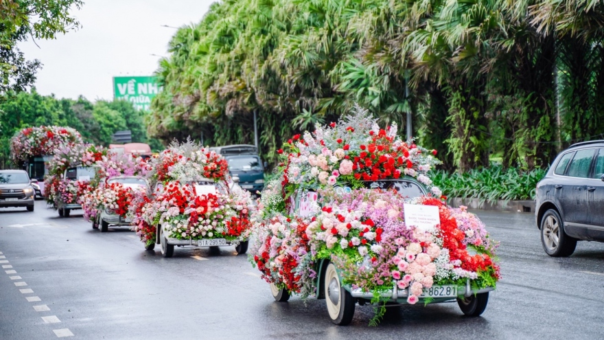 Valentine 2022: Màn tỏ tình ấn tượng với 99.999 bông hồng vừa diễn ra tại Hà Nội