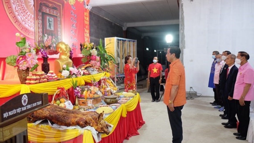 Vietnamese community in Thailand pay tribute to President Ho Chi Minh