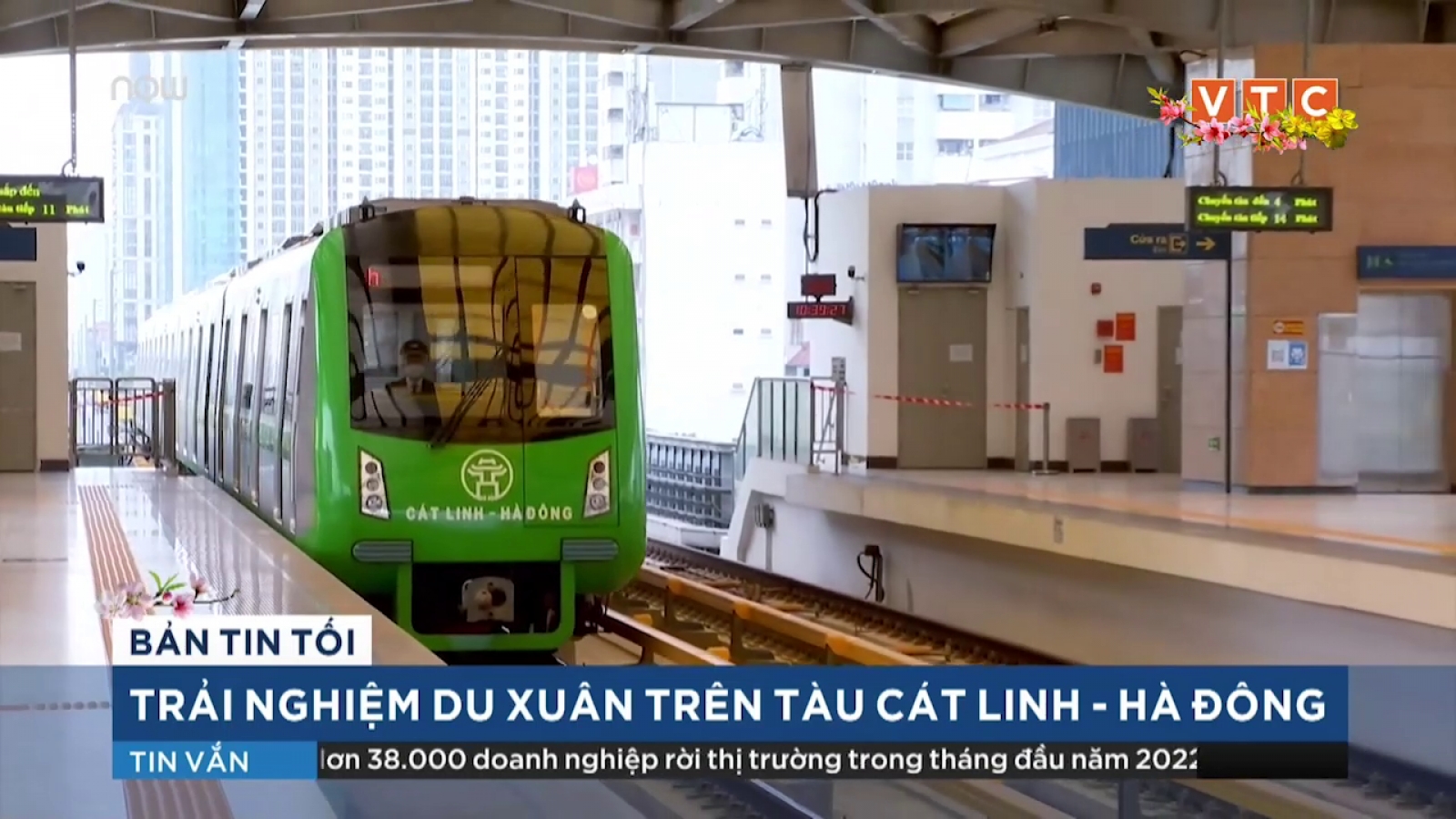 Người dân Hà Nội hồ hởi trải nghiệm du xuân trên tàu Cát Linh - Hà Đông