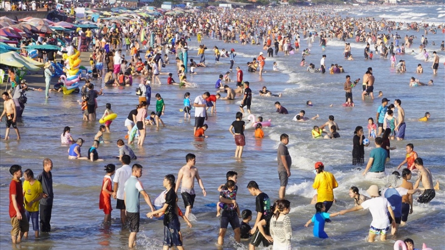 Vung Tau beach packed with locals and tourists over Tet holiday