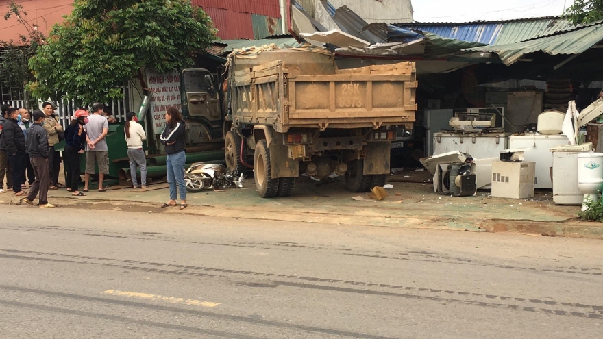 Xe tải lao vào nhà dân làm 1 người bị thương