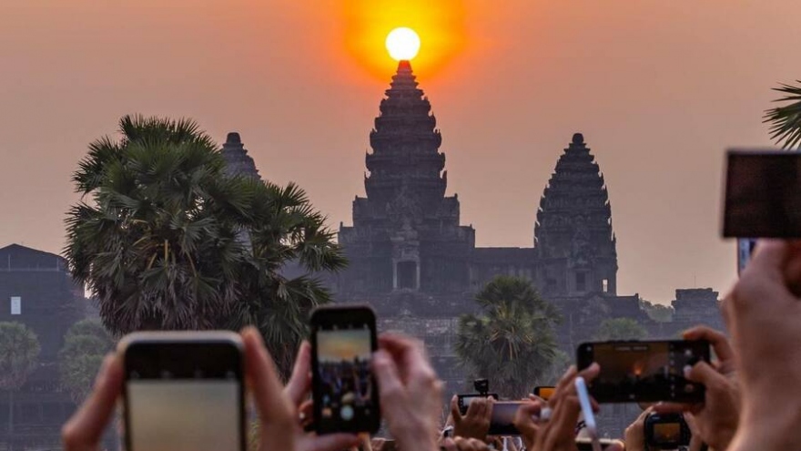 Du khách đổ xô đến xem khoảnh khắc mặt trời mọc trên đỉnh đền Angkor Wat