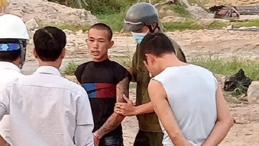 Tạm giữ người điều khiển xe múc đập nát 2 ô tô