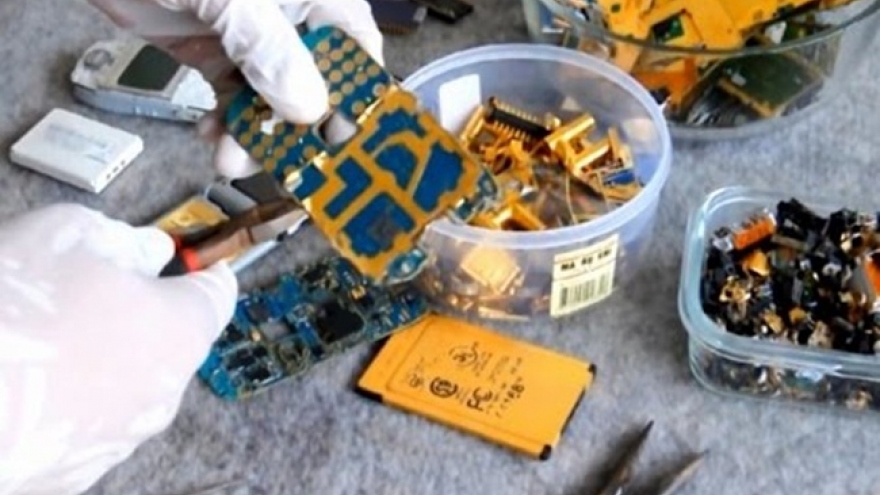Thu hồi, chiết xuất kim loại quý từ rác thải điện tử