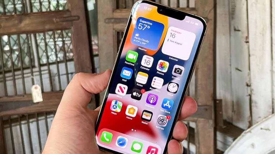 Người dùng iPhone phàn nàn hao pin nhanh sau khi cập nhật iOS 15.4