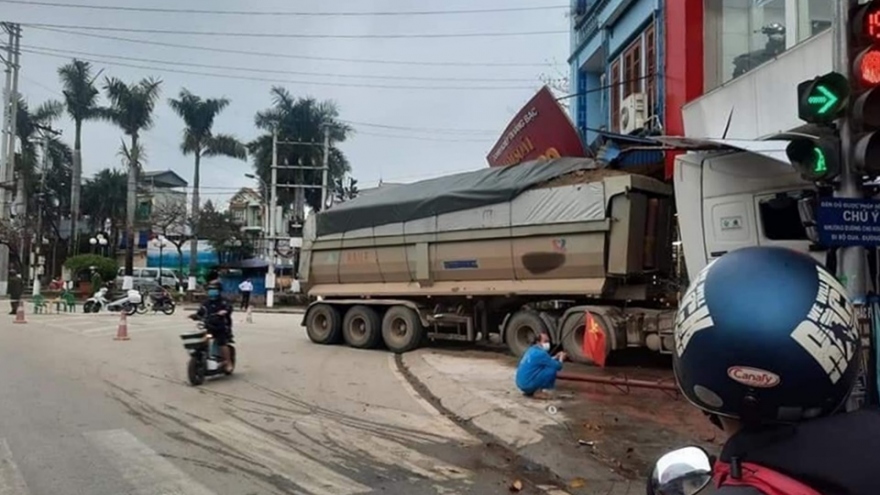 Tài xế buồn ngủ tông thẳng xe chở cát vào cửa hàng xe máy