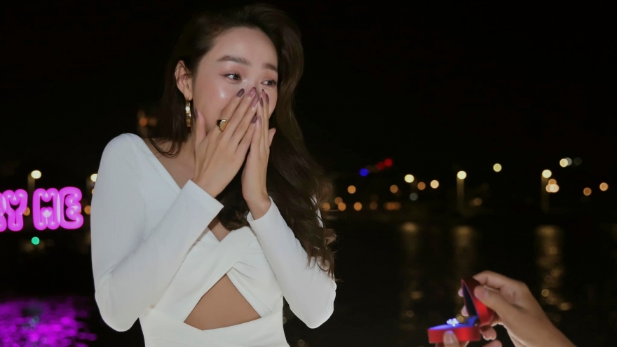 Minh Hằng bật khóc khi bạn trai doanh nhân quỳ gối, rap và trao nhẫn cầu hôn 