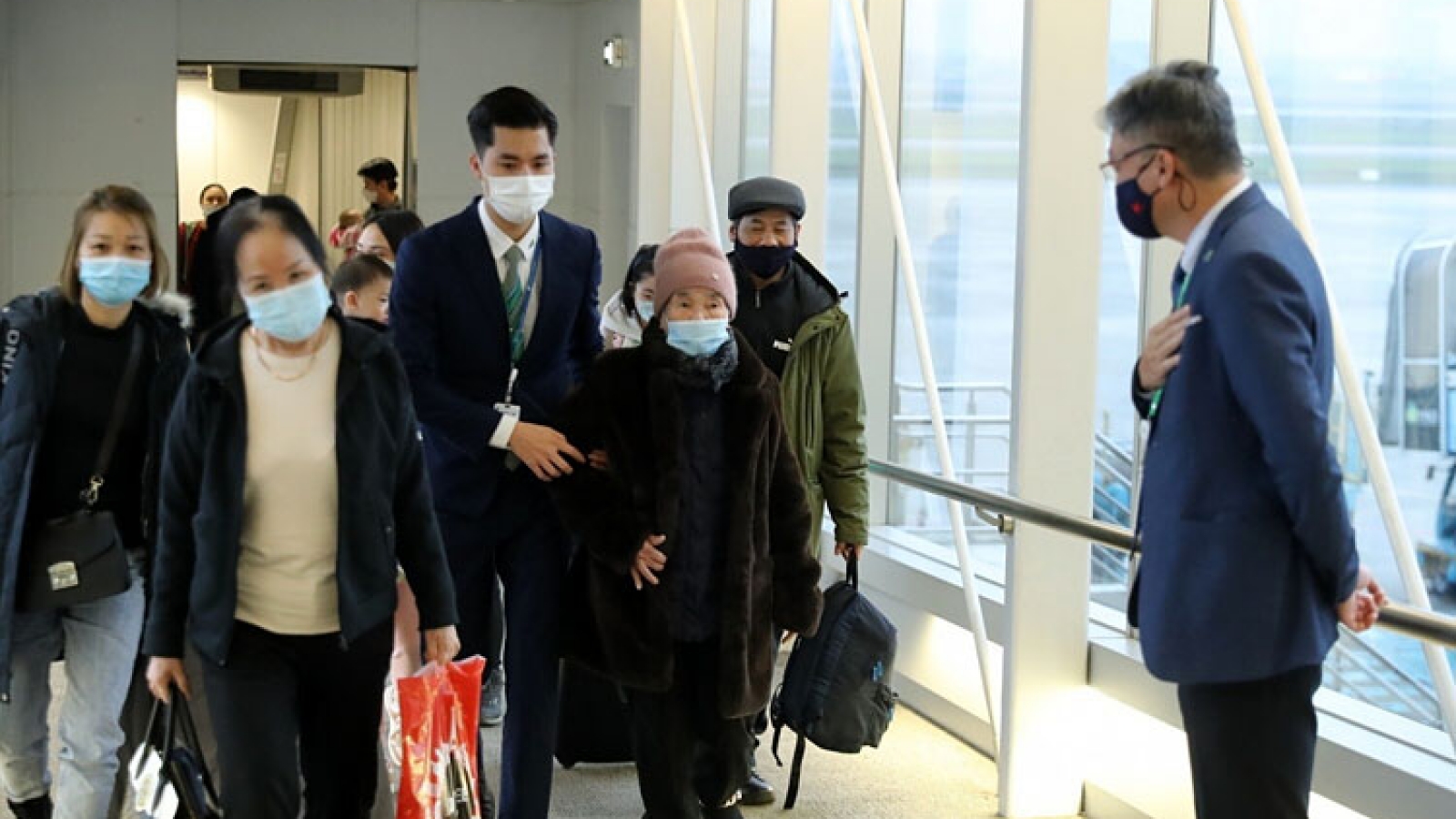300 more Vietnamese evacuees from Ukraine land in Hanoi 