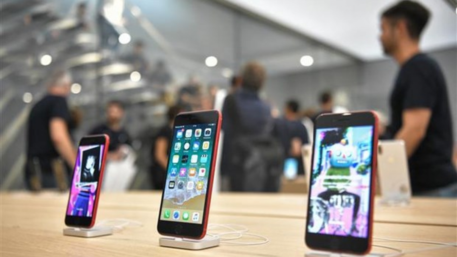 Apple cắt giảm sản lượng điện thoại iPhone và tai nghe AirPods