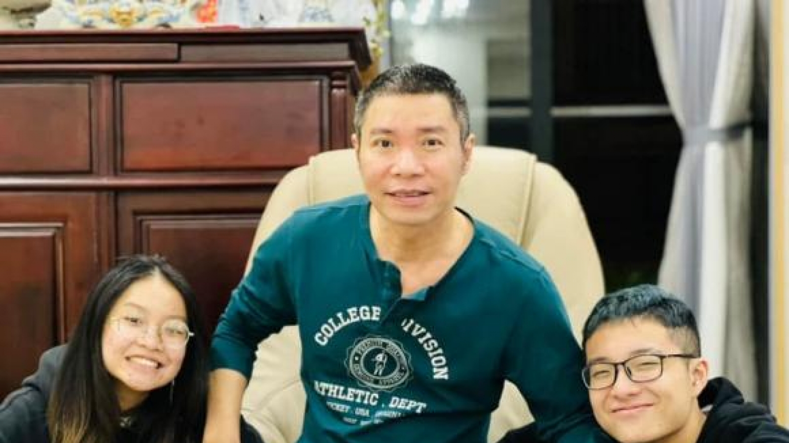 Chuyện showbiz: Các con riêng đến nhà thăm bố, NSND Công Lý nhắn nhủ một câu cực tình cảm