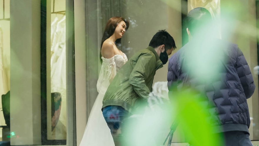 Chuyện showbiz: Ca sĩ Minh Hằng ra Hà Nội thử váy cưới, chuẩn bị cho hôn lễ vào tháng 6
