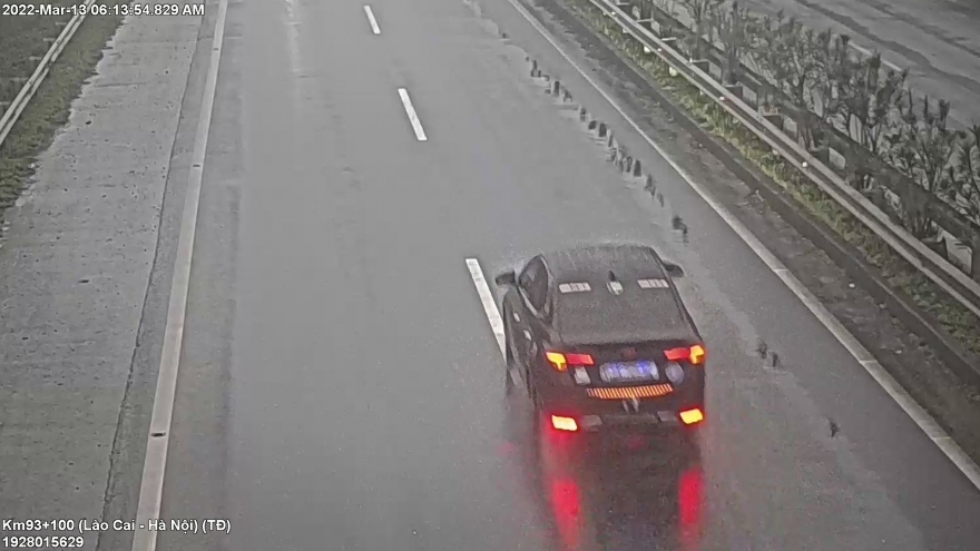 Xử phạt tài xế ô tô liều lĩnh đi ngược chiều 15km trên cao tốc Nội Bài-Lào Cai